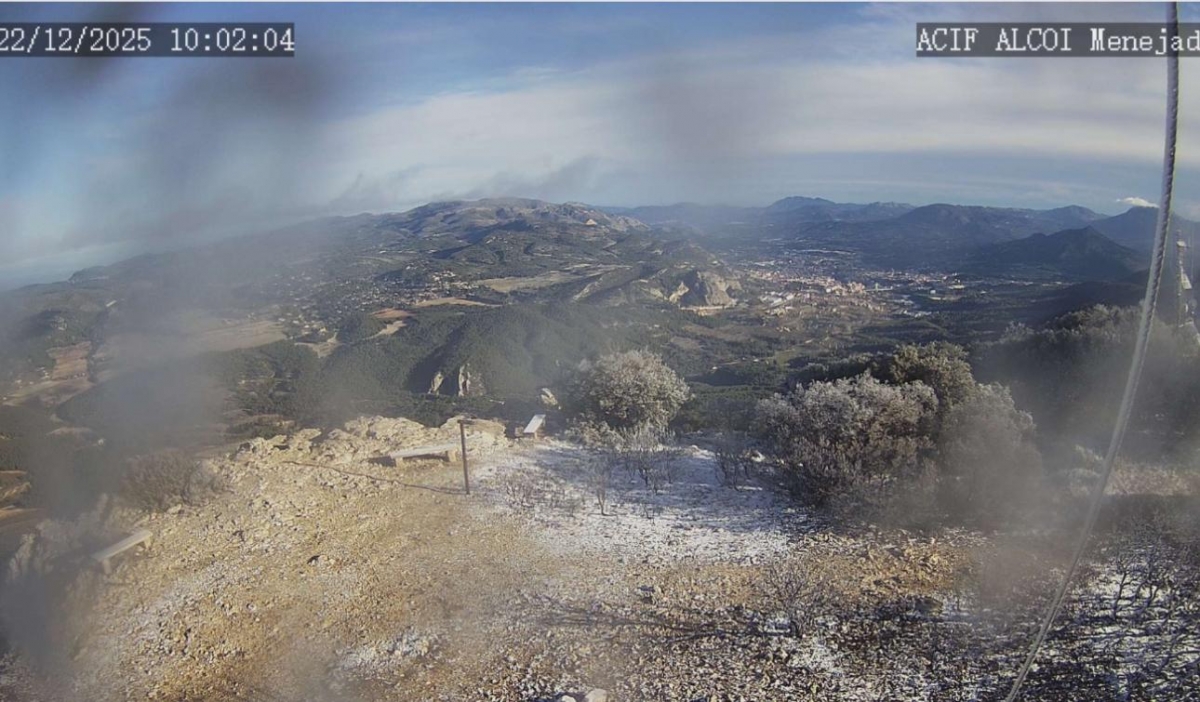 Las cumbres más altas de l'Alcoià-Comtat amanecen con una tímida nevada para estrenar el invierno