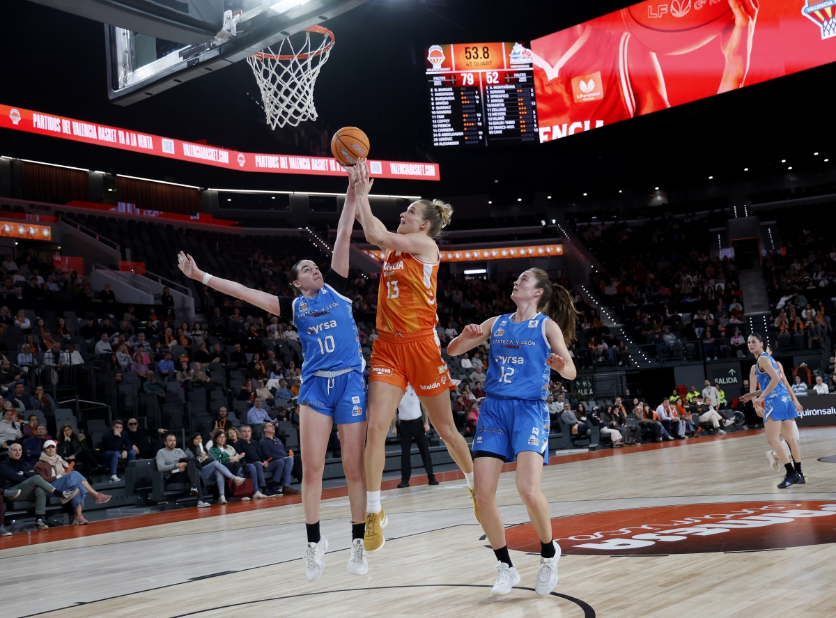 Brillante victoria de Valencia Basket ante Perfumerías Avenida en el Roig Arena (81-54)