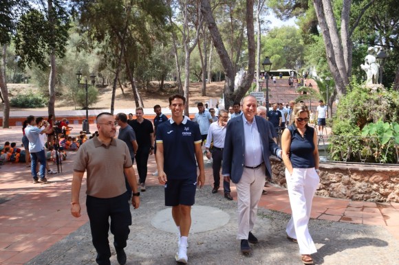 El Villarreal realiza su tradicional ofrenda a la Mare de Déu de Gràcia y Sant Pasqual Baylón