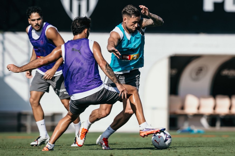 El Valencia prepara su debut ante el Celta con Sadiq y sin Rioja