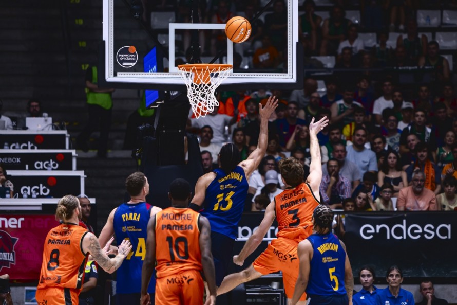 Valencia Basket cae con honor ante el FC Barcelona, en la segunda semifinal de la Supercopa