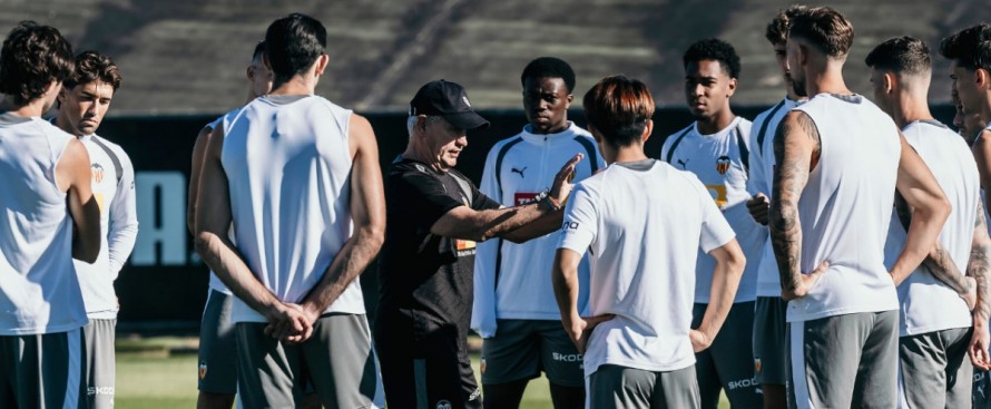 Javier Aguirre ensaya con un pivote y dos interiores