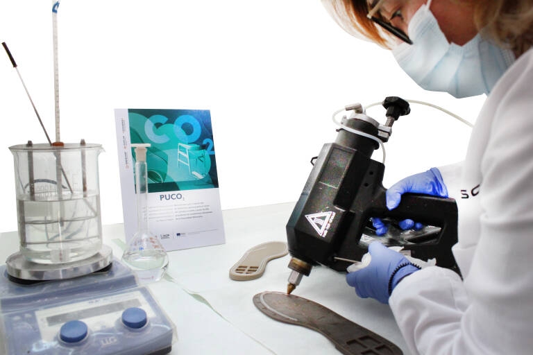 Una de las investigadoras de PuCO2 en Inescop. Foto: VP - Una de las investigadoras de PuCO2 en Inescop. Foto: VP -