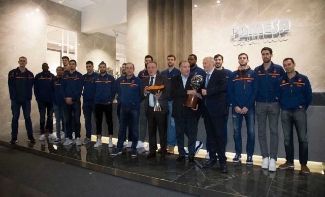 La plantilla de Valencia Basket visita el stand de Pamesa Cerámica en Cevisama
