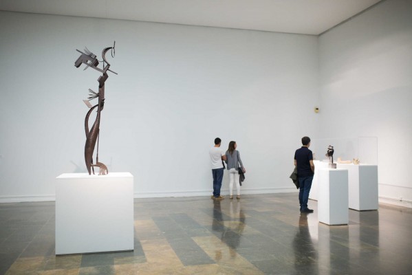 Rovira 'pisa' el IVAM en su primer acto en el museo