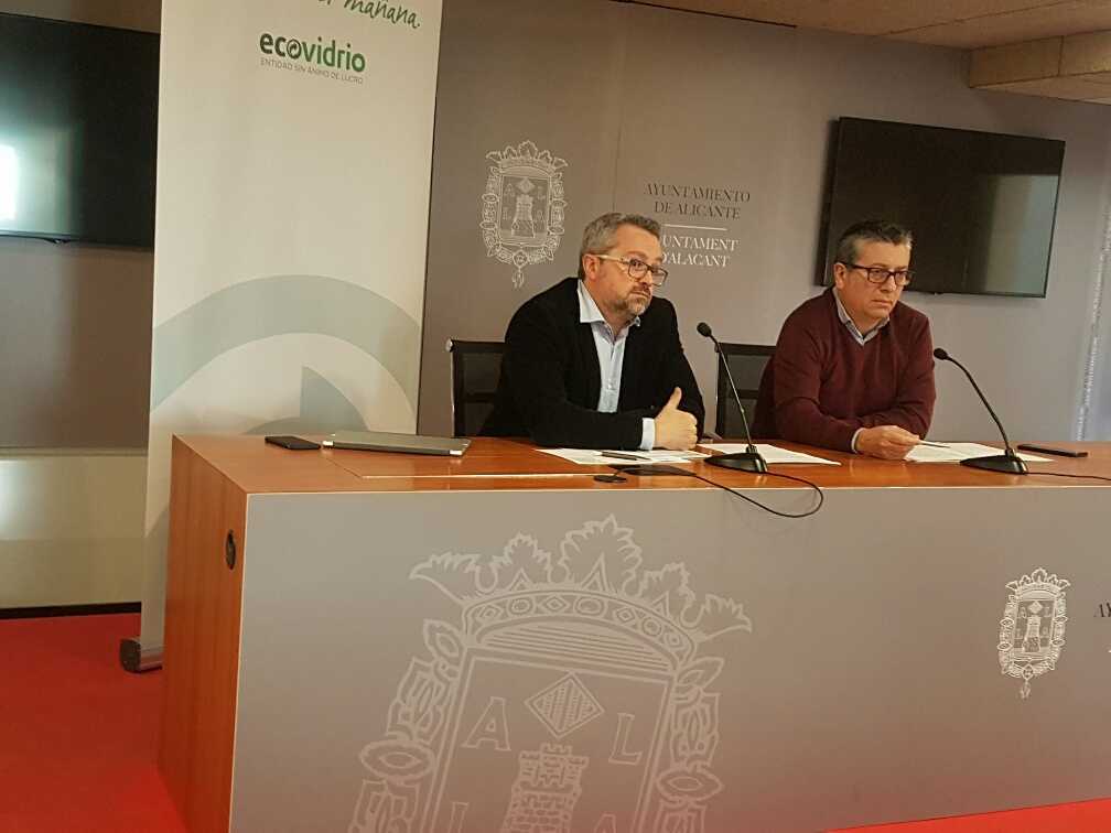 El responsable de zona de Ecovidrio, Roberto Fuentes, y el concejal de Limpieza, Fernando Marcos, en la presentación de la campaña. - 