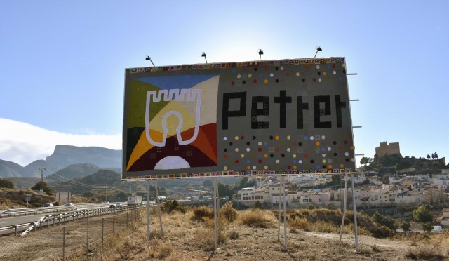 La primera valla publicitaria hecha en ganchillo se inaugura en Petrer