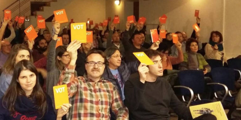 Verds-Equo exhibe la fractura interna en su asamblea y se acerca a la escisión