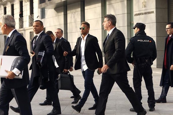 Neymar abandona la Audiencia Nacional tras declarar hora y media ante el juez