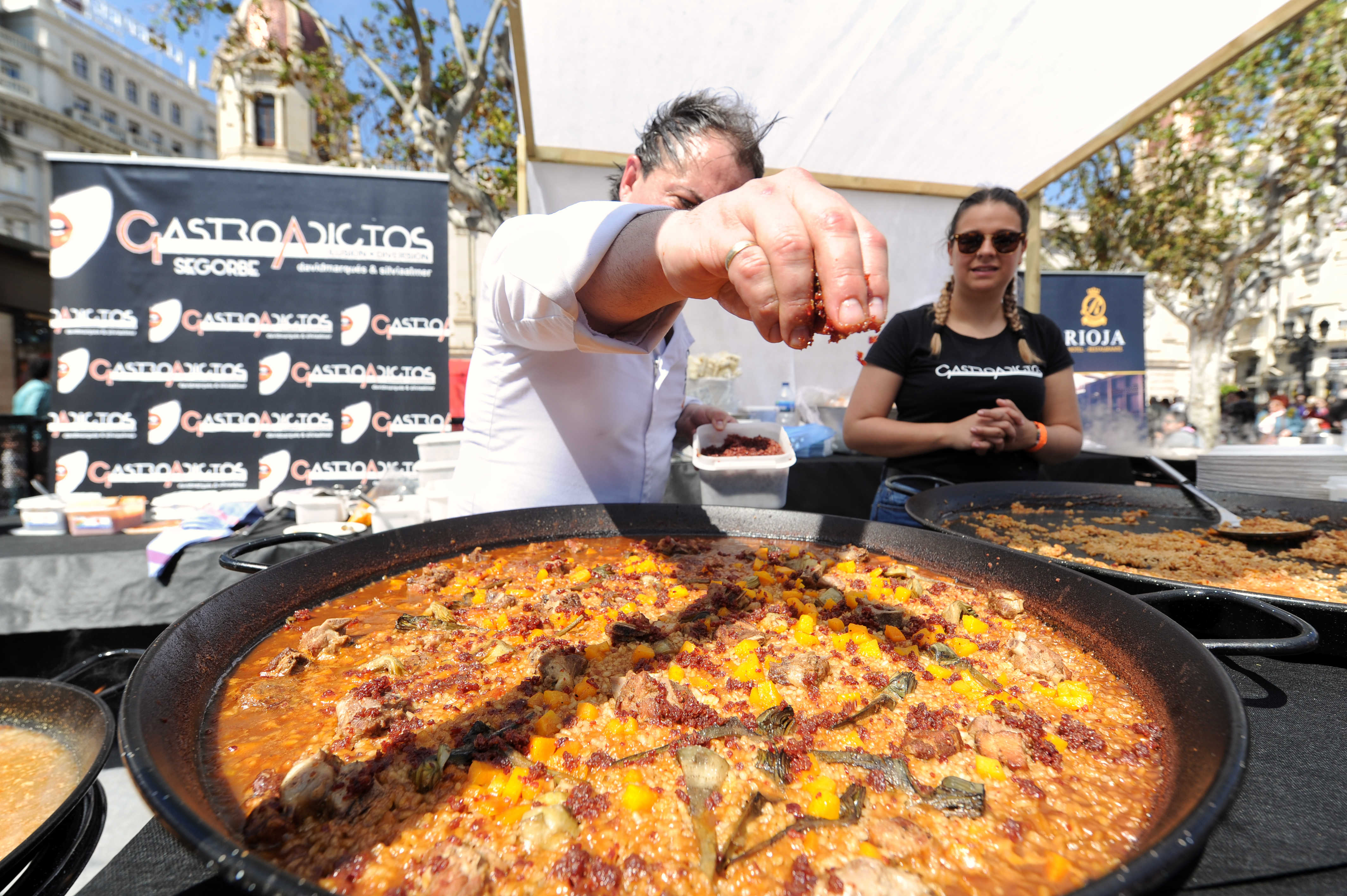 La fiesta del arroz valenciano 'Tastarrós' llena la Plaza del Ayuntamiento de València (Fotos: IRENE BERNARD)