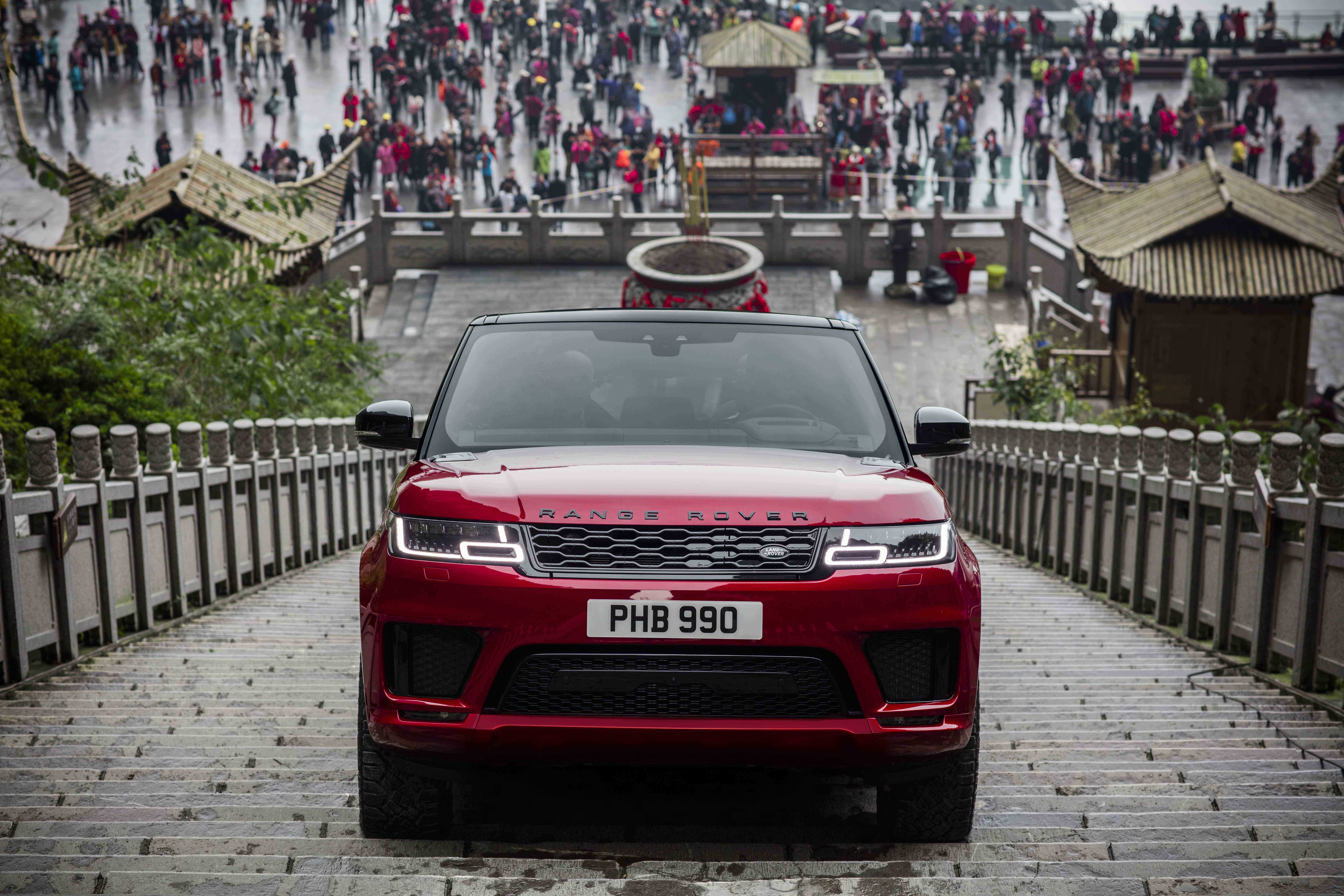 El Range Rover Sport PHEV se convierte en el primer SUV que conquista la `Puerta del Cielo´
