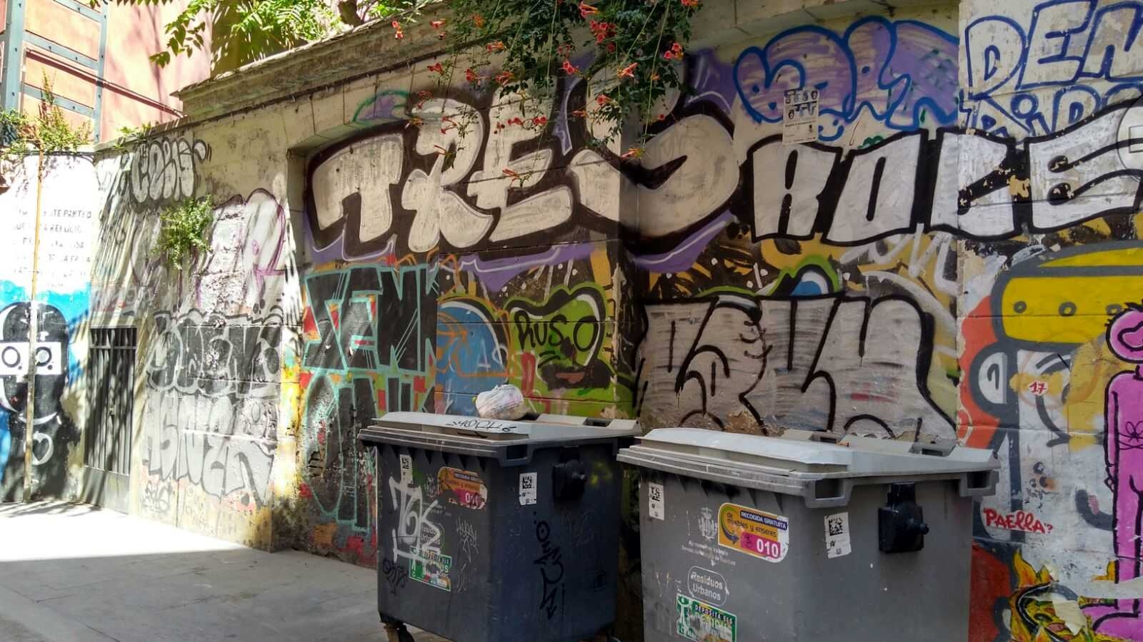Los vecinos de Ciutat Vella se lanzan a la guerra contra los grafiteros