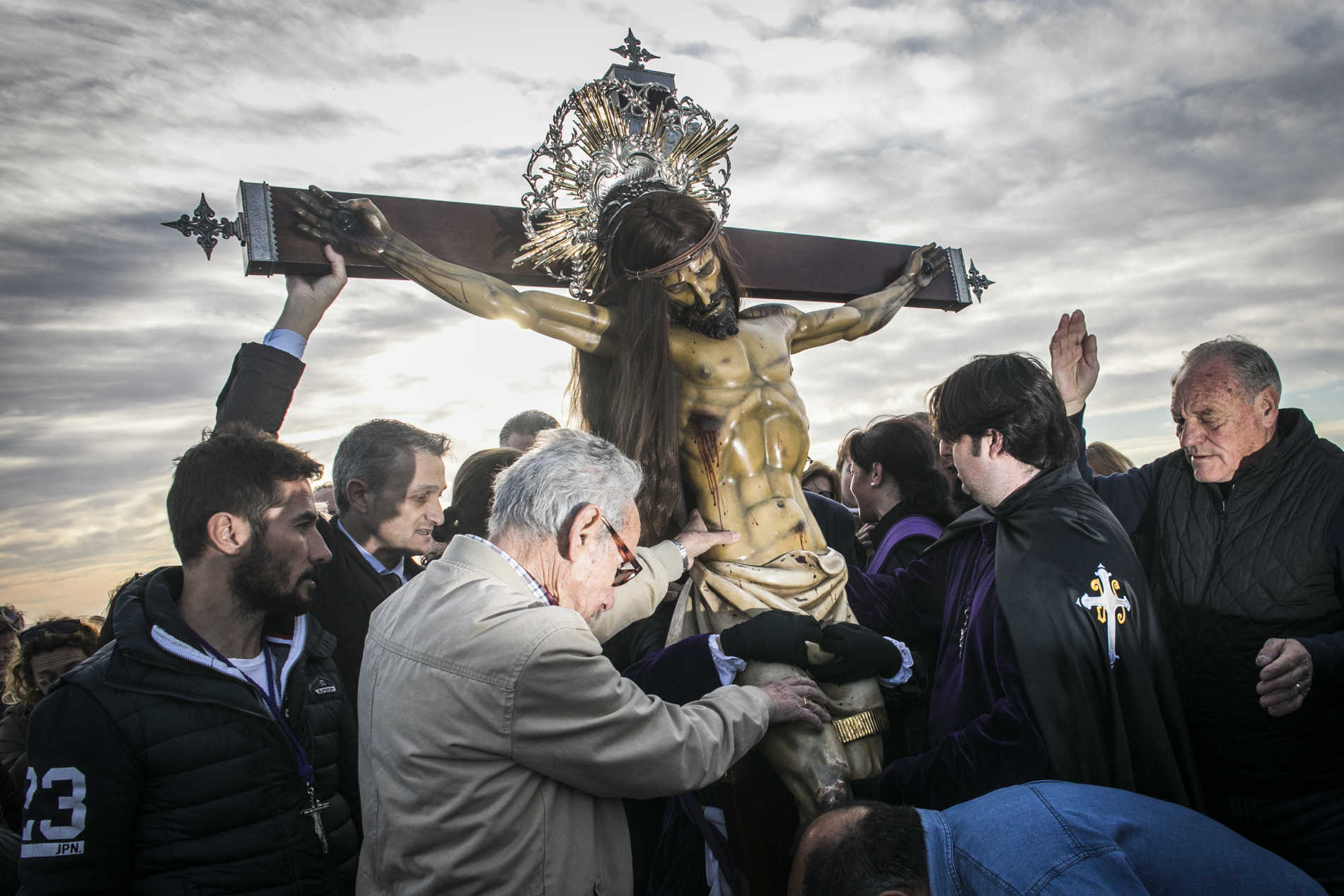 Semana Santa Marinera. Encuentro de los dos Cristos en la playa (Fotos: EVA MÁÑEZ)
