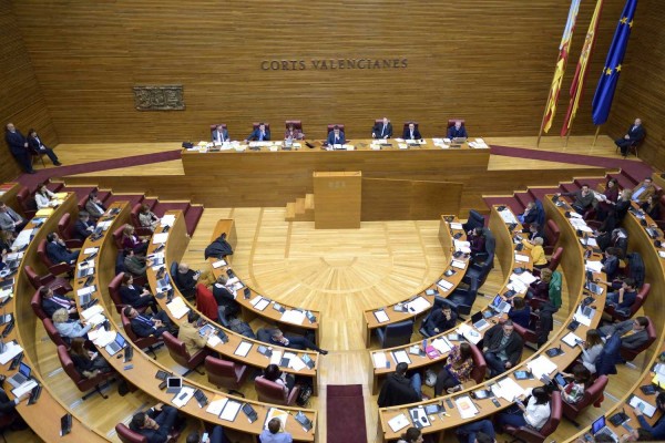 Les Corts aprueban el recorte a la apertura en festivo pactado por el comercio