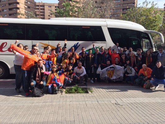 La afición del Valencia parte hacia Barcelona al grito de