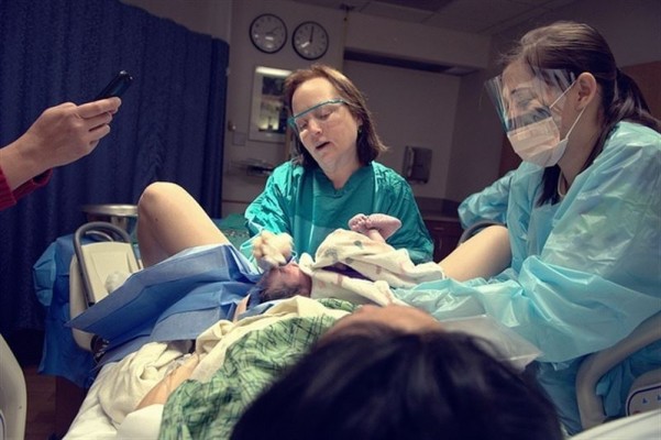 Usan bacterias vaginales de la madre para enriquecer el microbioma de los bebés nacidos por cesárea