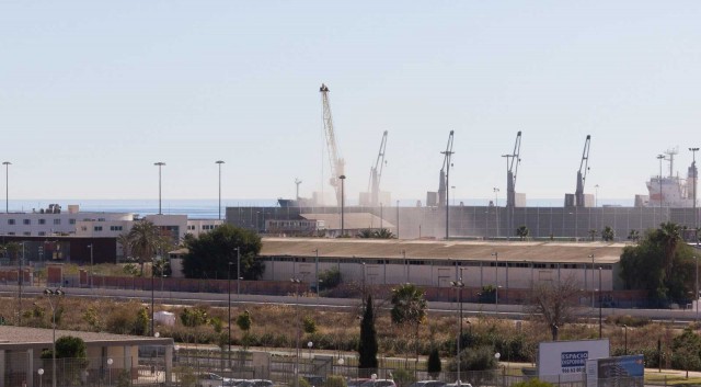 Otra nube de polvo en el Puerto alarma a los vecinos a días del 'pistoletazo' a las naves cerradas 