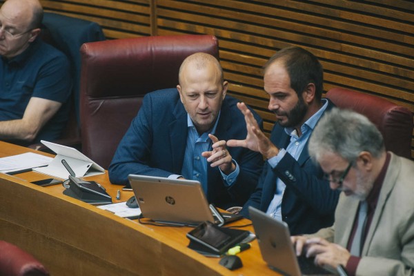 Les Corts aprueban que los no adscritos puedan disponer de fondos para contratar personal