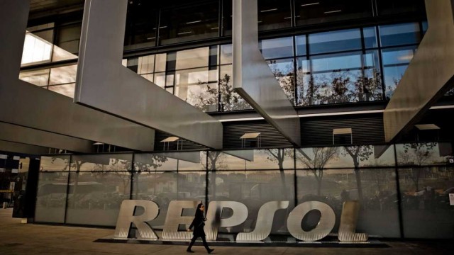 Repsol descarta recortes adicionales de plantilla pese al hundimiento del petróleo