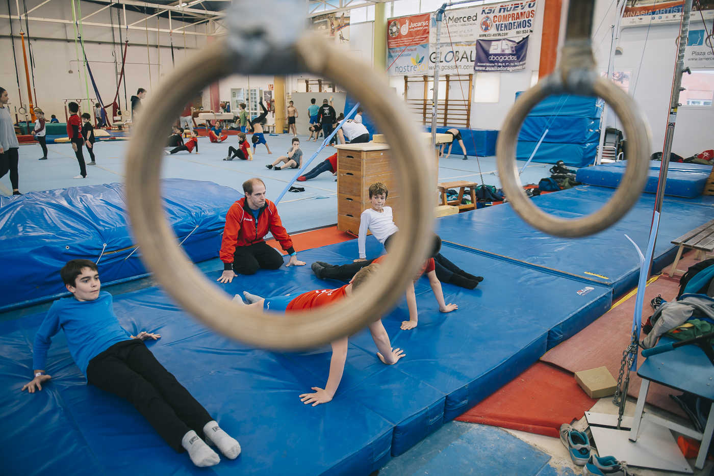 Barras de los 60, colchonetas de los 70, anillas de los 80: así se entrenan los gimnastas del Antares