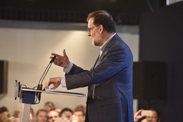Rajoy advierte en Elche de que debate sobre las lenguas 