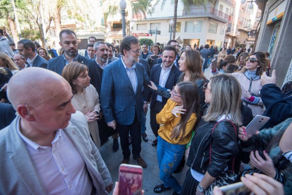 Rajoy pasea por el centro de Elche y saluda a vecinos y simpatizantes

