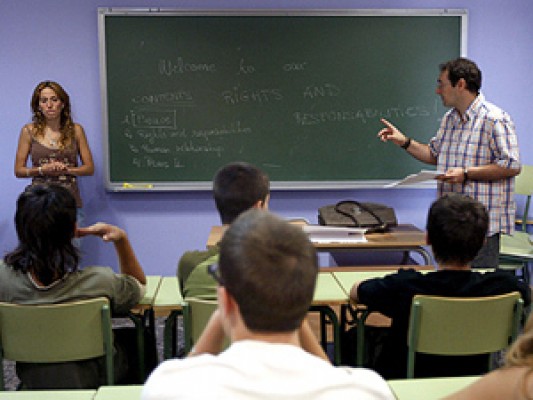 El Supremo ratifica el derecho de una auxiliar de inglés a cobrar como maestra y no como becaria