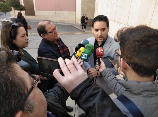 Ciudadanos Elche irá a los tribunales si el tripartito no añade el castellano a las señales en valenciano