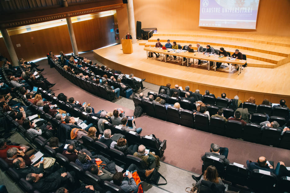 Aspecto del claustro extraordinario celebrado por las elecciones a rector. Foto: KIKE TABERNER - 