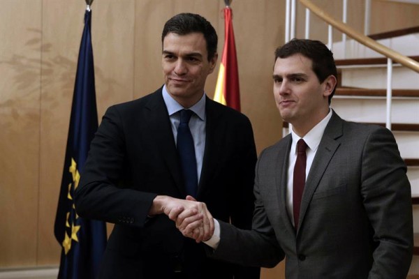 Sánchez se reúne con Rivera para empezar a negociar un pacto de Gobierno