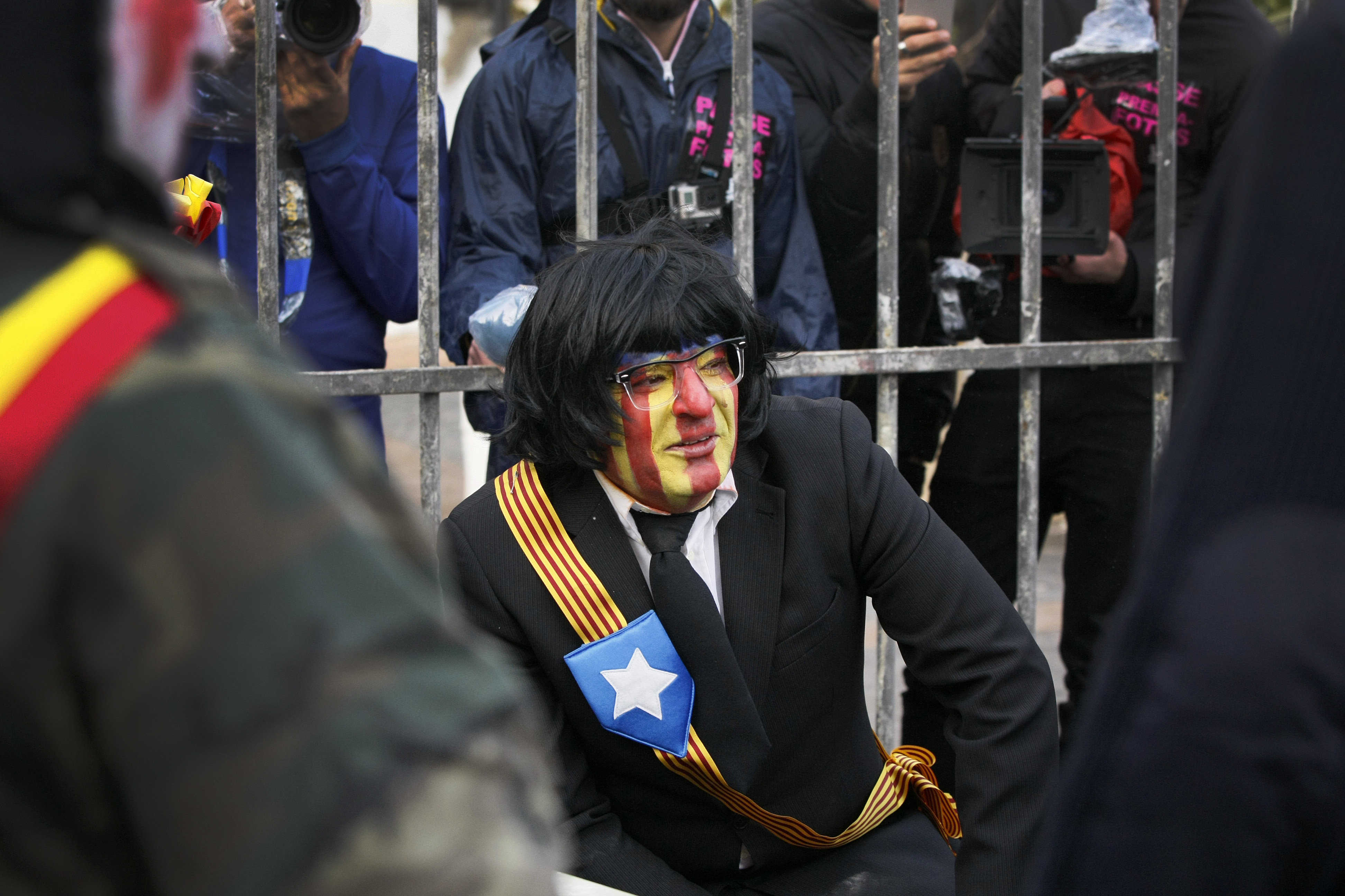 La fiesta de Els Enfarinats de Ibi (fotos EFE/Manuel Lorenzo)