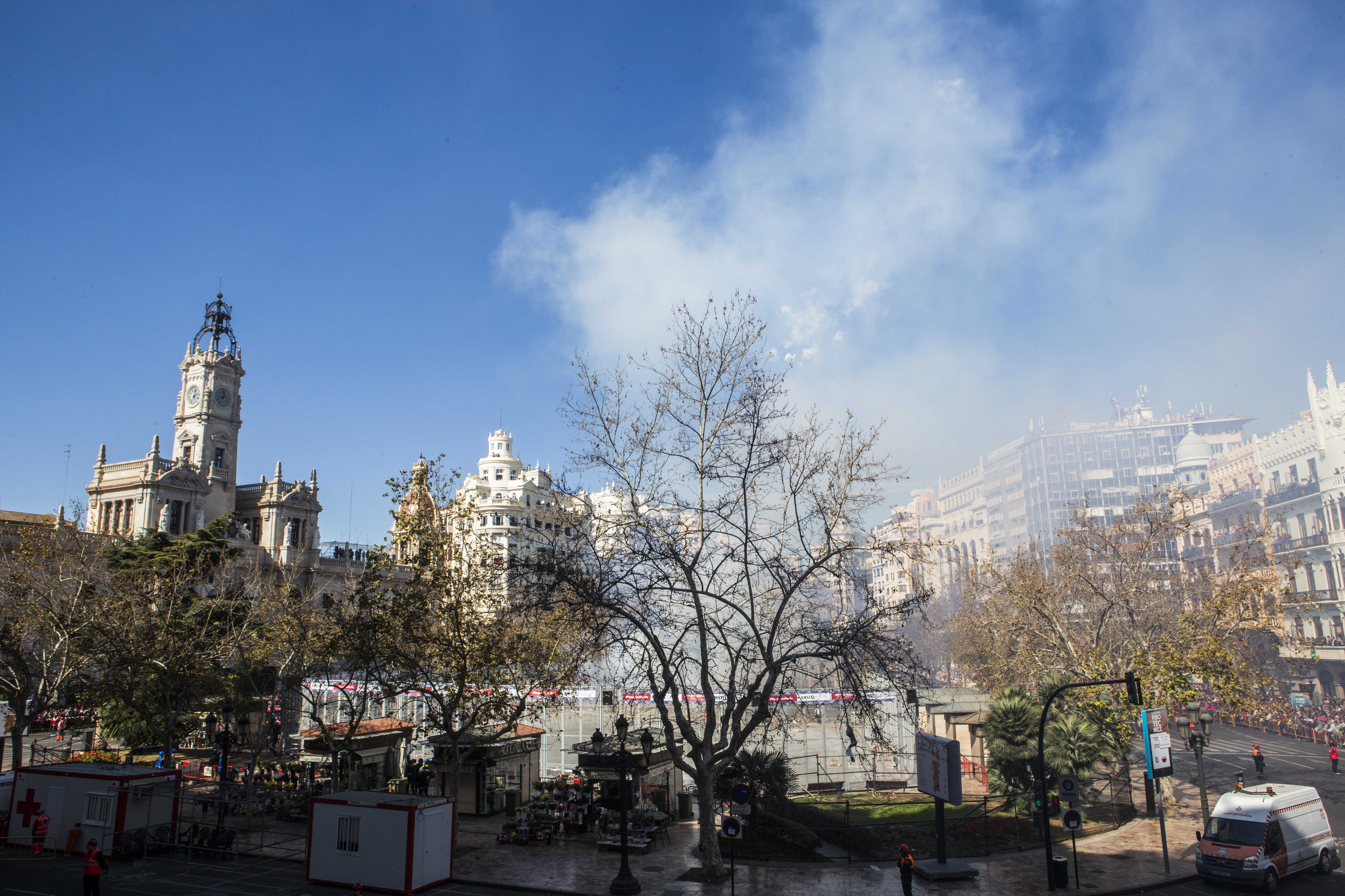 Aspecto de una mascletà en la Plaza del Ayuntamiento de València. Foto: EVA MÁÑEZ - 