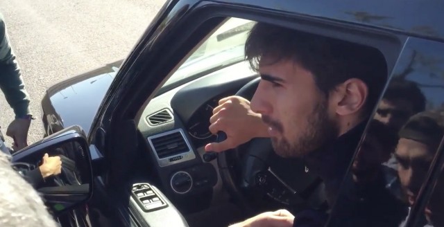 André Gomes dialoga con aficionados en Paterna tras la dura derrota del Camp Nou