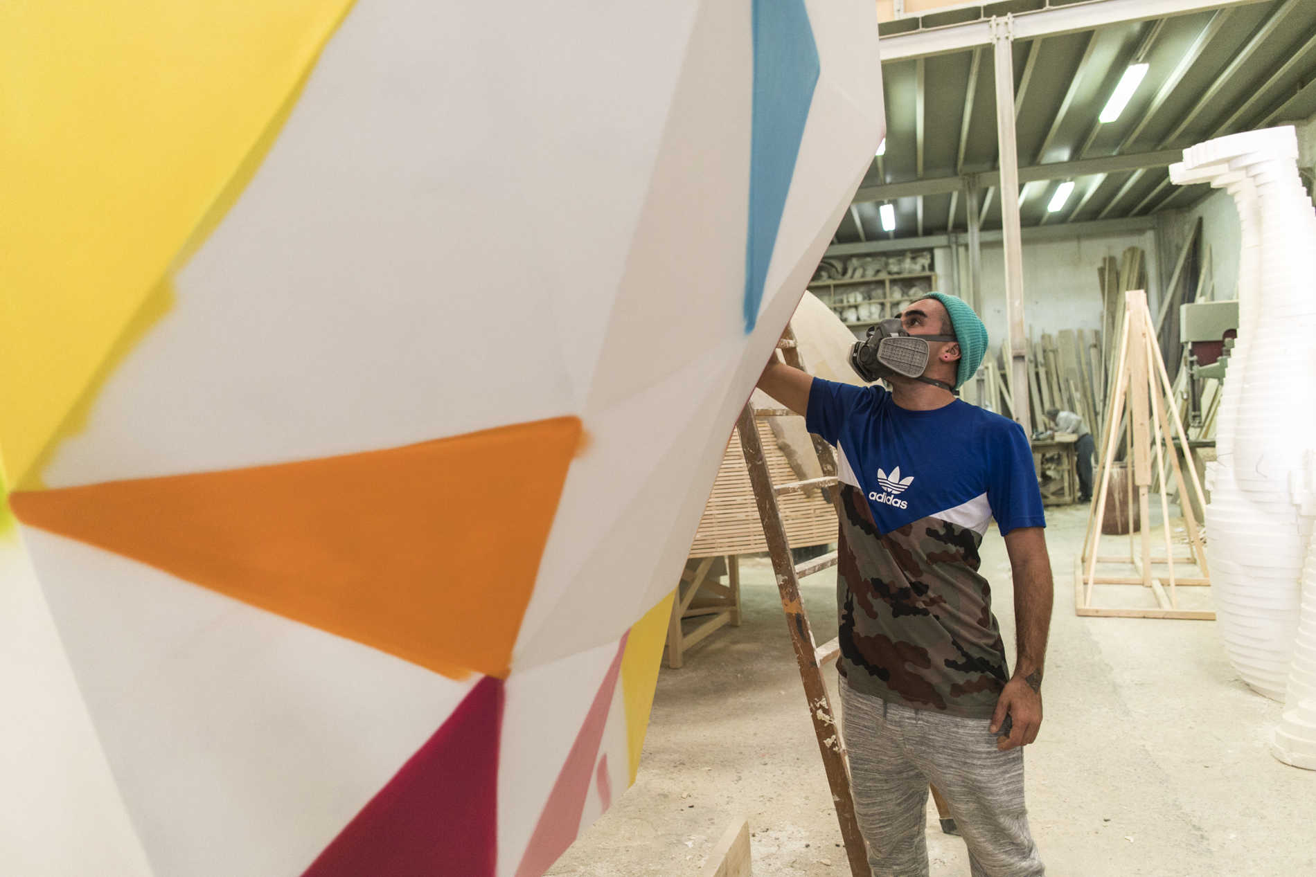 Así será la falla municipal multicolor de Okuda (Fotos: EVA MÁÑEZ)