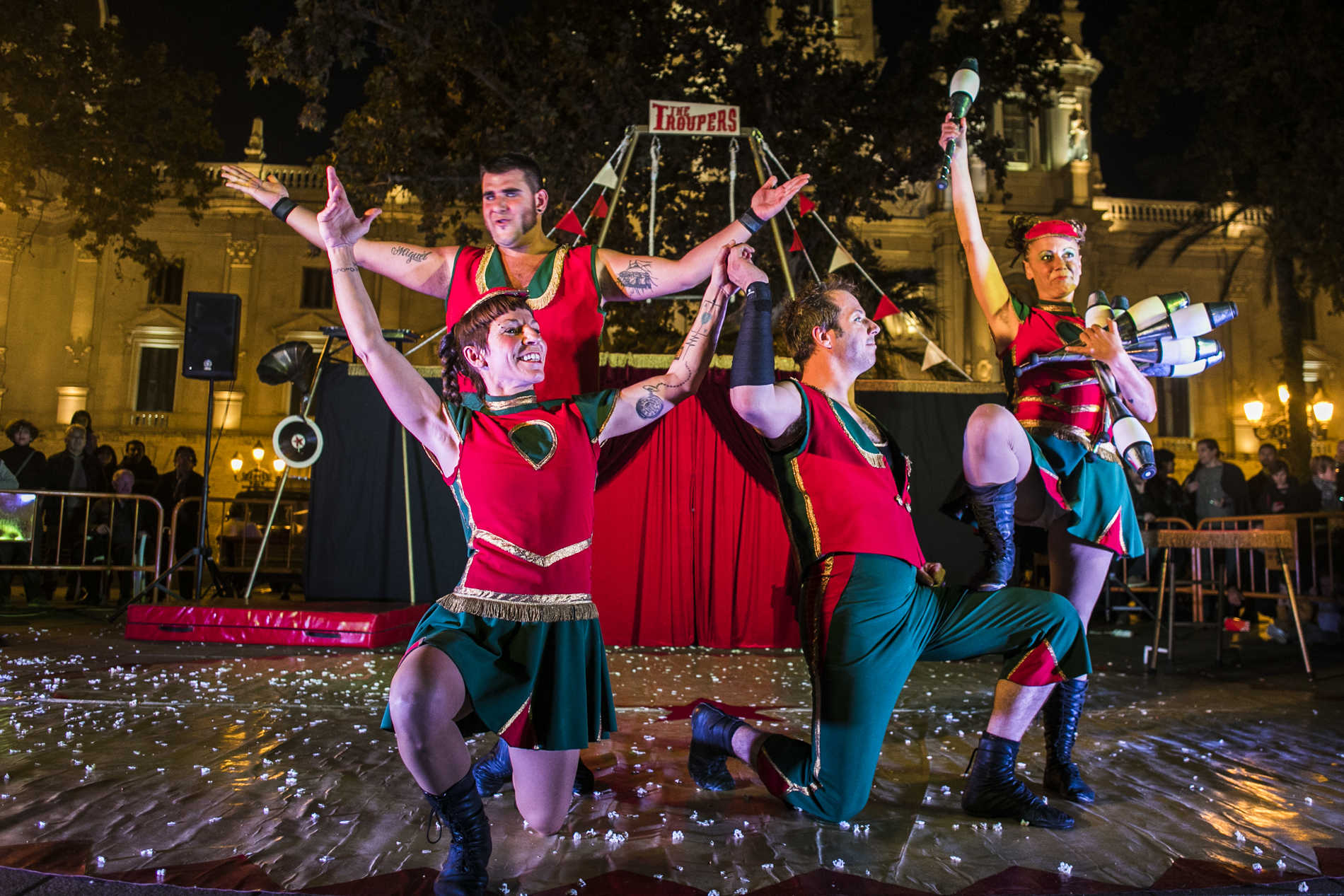 The Troupers celebren la Nit del Circ a la Plaça de l'Ajuntament de València (Fotos: EVA MÁÑEZ)
