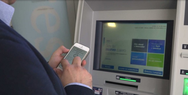 Las personas ciegas ya pueden operar en los más de 6.300 cajeros de BBVA a través de una aplicación 