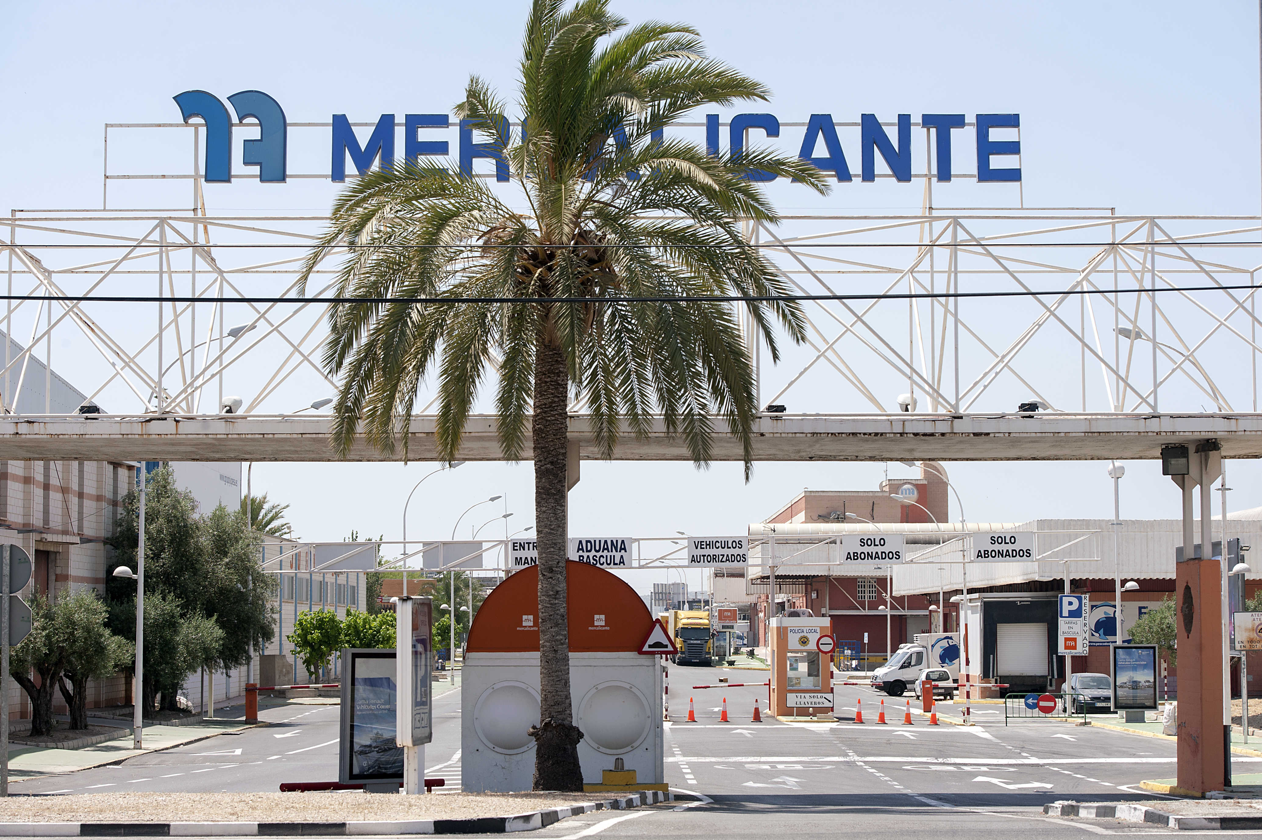 El acceso al polígono alimentario de Mercalicante. Foto: RAFA MOLINA - 