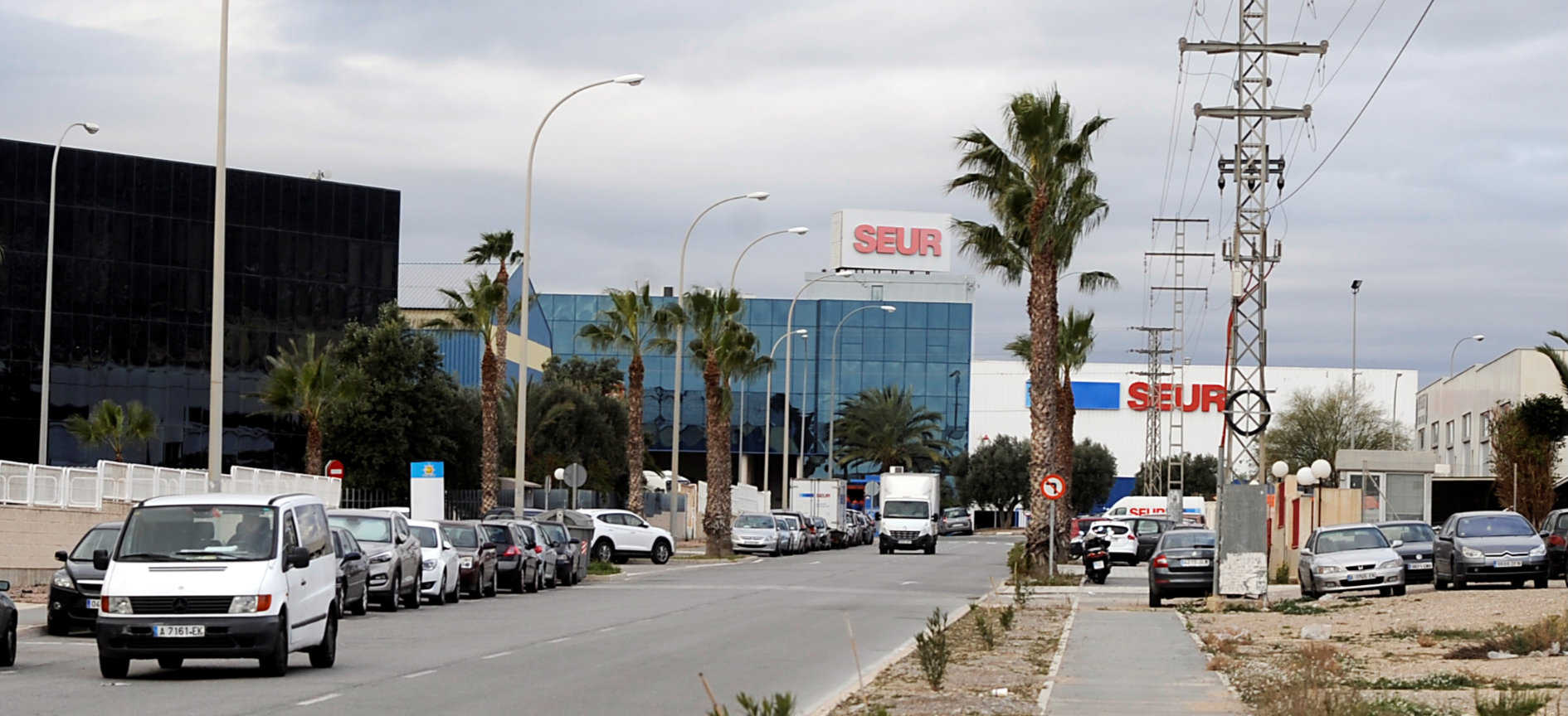Las naves de Seur, en el polígono de Las Atalayas. Foto: RAFA MOLINA - 