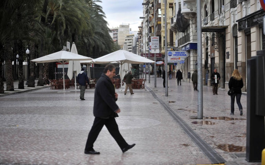 Vetlladors al Passeig de l’Esplanada d’Alacant. Foto: PEPE OLIVARES - 