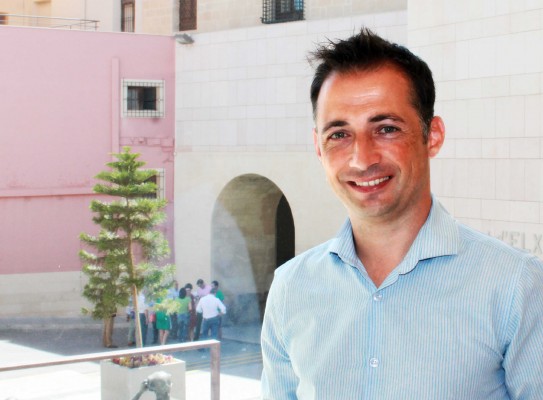 Polémica por la aspiración de un edil al funcionariado de Visitelche tras ser parte del órgano