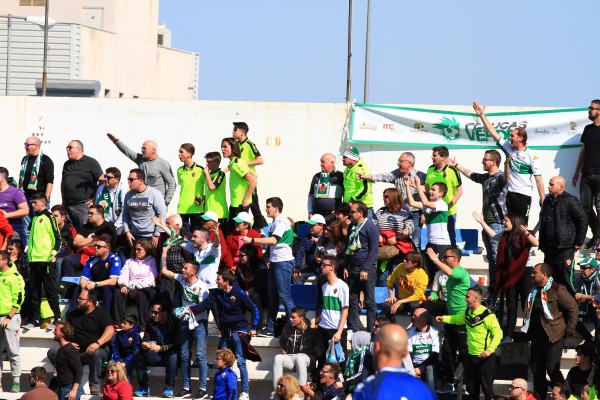 Los aficionados desplazados reclaman la destitución de Josico
