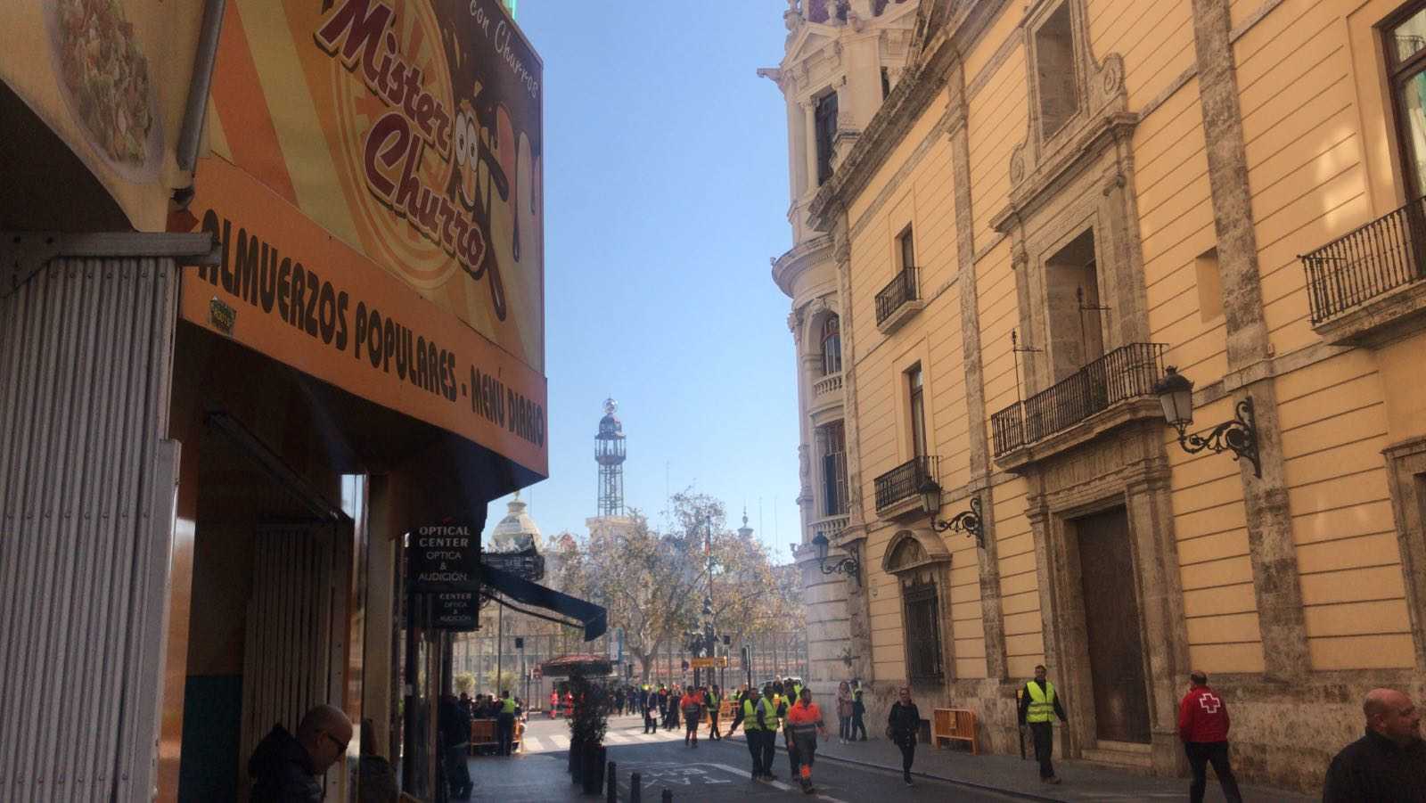 Mister Churro, el primer damnificado por los  nuevos cortes de calles para la 'mascletà' de València