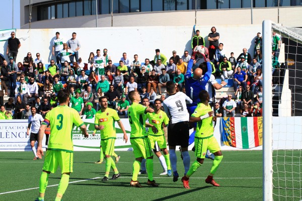 El Elche se complica la vida