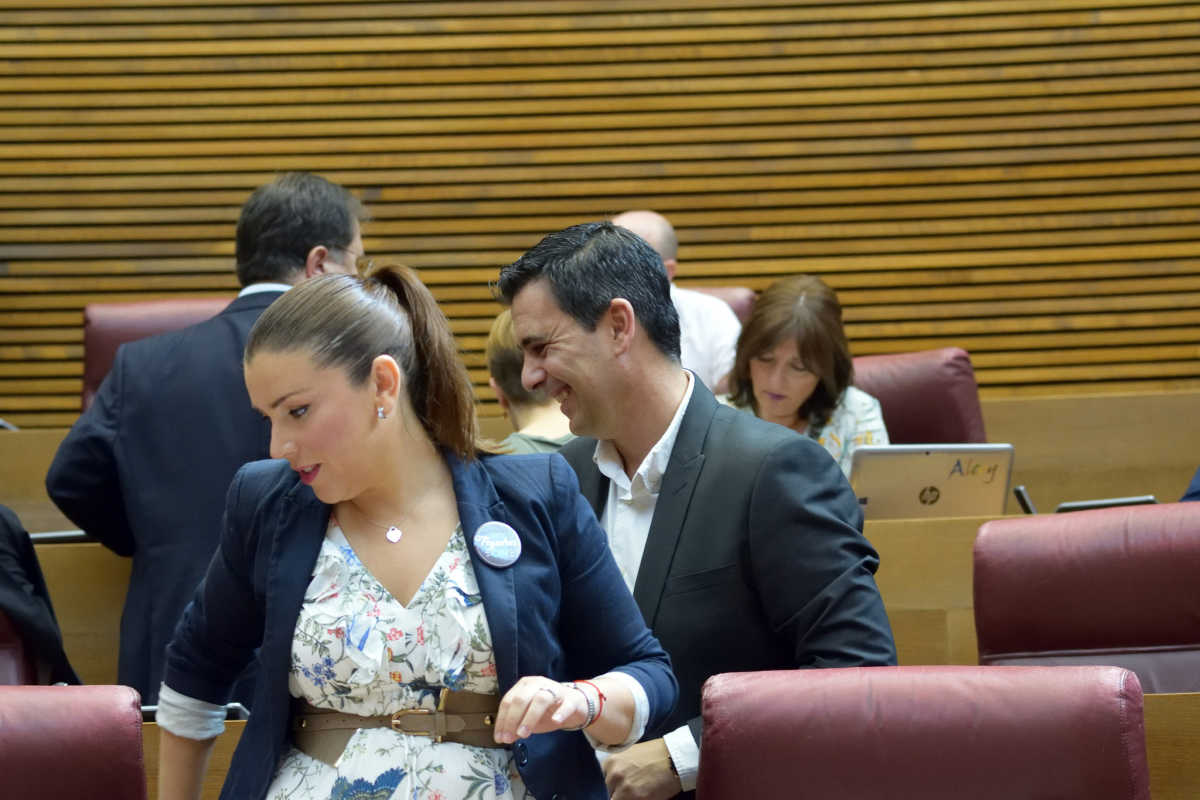 La síndica de Ciudadanos, Mari Carmen Sánchez, y el diputado, Toni Subiela. Foto: CORTS - 