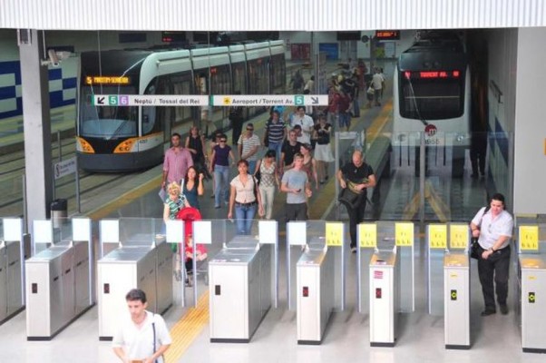 La sanción por viajar sin billete de metro en Valencia pasa de los 50 a los 100 euros