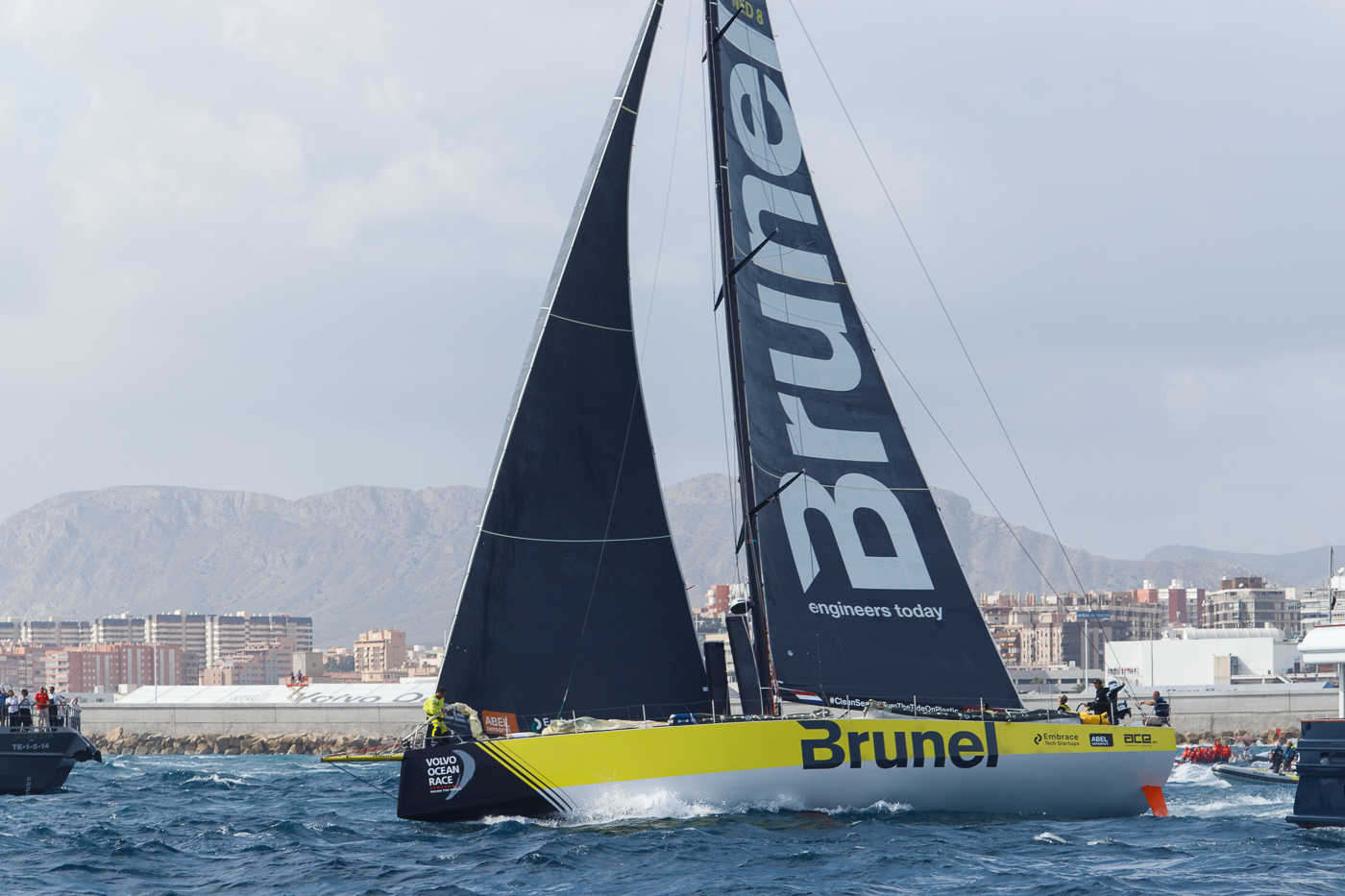Salida de los barcos de la Volvo Ocean Race desde el mar (Fotos: PEPE OLIVARES)