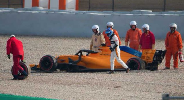 Una tuerca defectuosa y el mal tiempo rompen la agenda de Alonso en Montmeló
