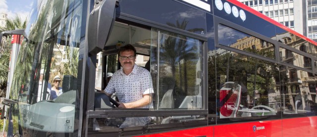 Grezzi destaca que las nuevas líneas de la EMT transportan a un 2,3% más de usuarios