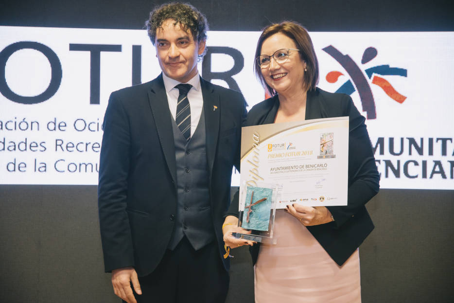 Frances Colomer entrega Premio FOTUR a Xaro Miralles, alcaldesa de benicarló. 
Foto: Kike Taberner  - 