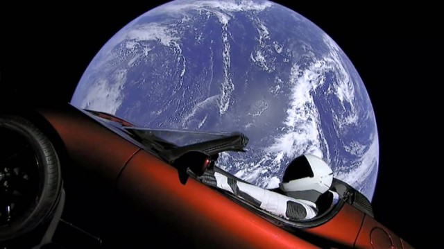 El Tesla espacial va cargado de bacterias y puede acabar en Marte

